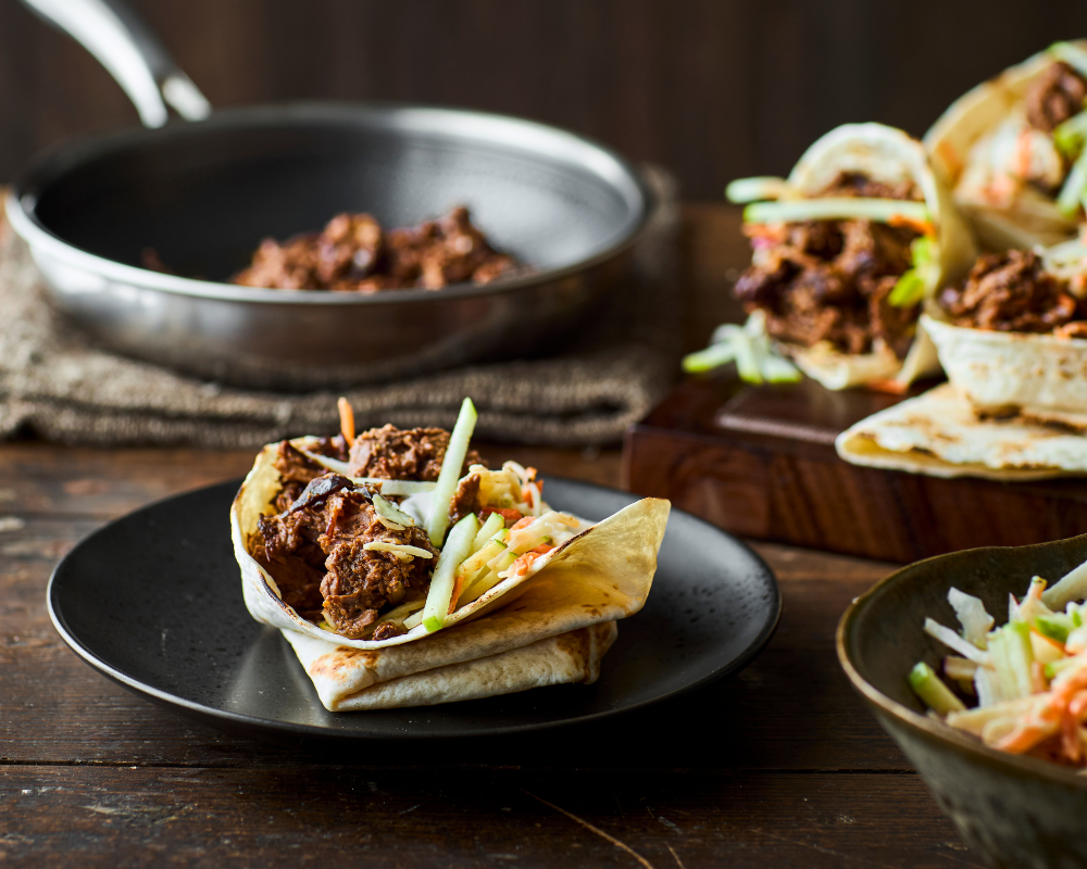 Pulled beef i tortillas med coleslaw og æble