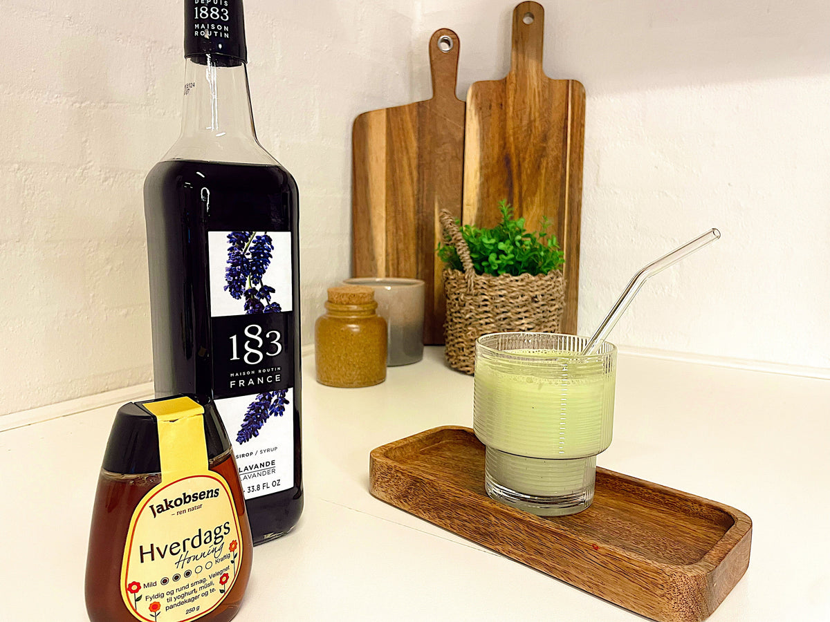 Lavender Honey Iced Matcha – Poetisk, floral, forførende